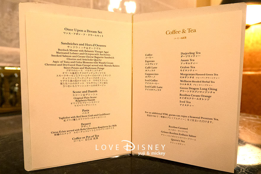 東京ディズニーランドホテル、ドリーマーズ・ラウンジ、ワンス・アポン・ア・ドリームセット（オーロラ姫）テーブルに置かれるメニュー表