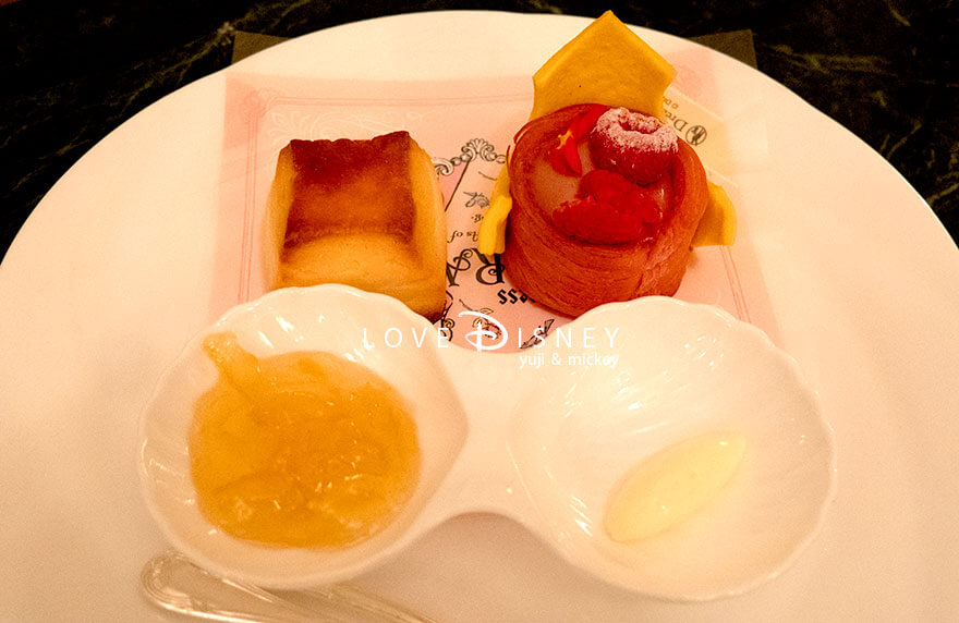 東京ディズニーランドホテル、ドリーマーズ・ラウンジ、ワンス・アポン・ア・ドリームセット（オーロラ姫）スコーン＆デニッシュ（裏側）