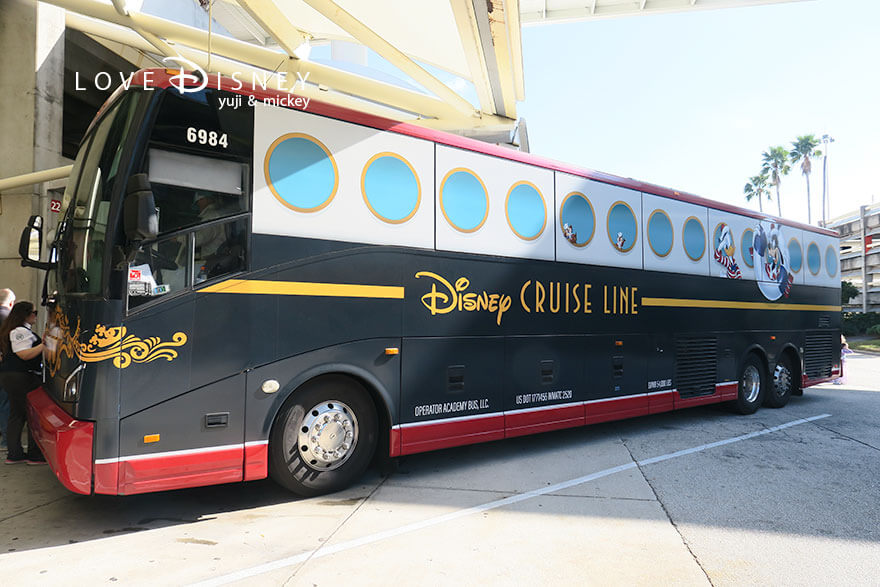 ディズニー・クルーズ・ウィッシュ号、4泊5日バハマコース、港からの移動方法（シャトルバス外観）サイド