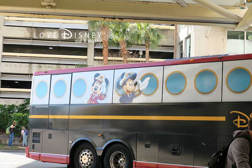 ディズニー・クルーズ・ウィッシュ号、4泊5日バハマコース、港からの移動方法（シャトルバス外観）キャラクター