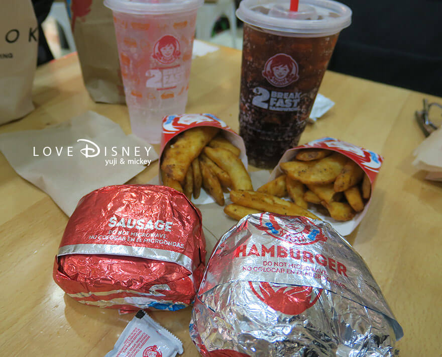 ディズニー・クルーズ・ウィッシュ号、4泊5日バハマコース、出国審査後のエリア（ウェンディーズ）