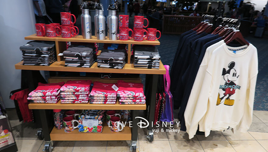 ディズニー・クルーズ・ウィッシュ号、4泊5日バハマコース、出国審査後のエリア（ディズニーグッズ）