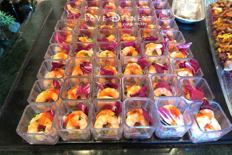 東京ディズニーランドホテル、シャーウッドガーデン・レストラン「ディズニー・パルパルーザ、ミニーのファンダーランド、ブッフェ」冷たい料理（シュリンプのカクテル仕立て）