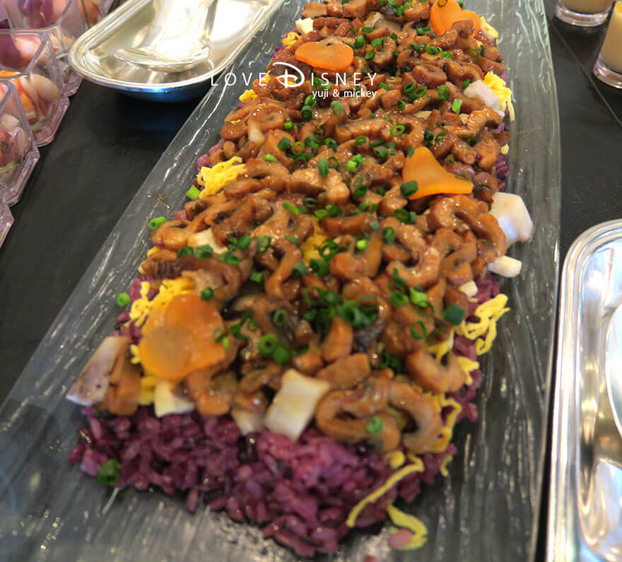 東京ディズニーランドホテル、シャーウッドガーデン・レストラン「ディズニー・パルパルーザ、ミニーのファンダーランド、ブッフェ」冷たい料理（マルアナゴのちらし寿司）