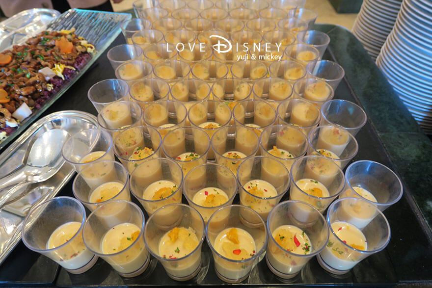 東京ディズニーランドホテル、シャーウッドガーデン・レストラン「ディズニー・パルパルーザ、ミニーのファンダーランド、ブッフェ」冷たい料理（ウニのババロアとコンソメゼリー）