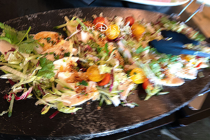 東京ディズニーランドホテル、シャーウッドガーデン・レストラン「ディズニー・パルパルーザ、ミニーのファンダーランド、ブッフェ」冷たい料理（鶏むね肉のマリネ、中華風ネギ塩ソース）