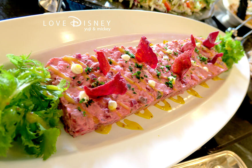 東京ディズニーランドホテル、シャーウッドガーデン・レストラン「ディズニー・パルパルーザ、ミニーのファンダーランド、ブッフェ」冷たい料理（マグロとサーモンのタルタル、ハニーマスタードソース）