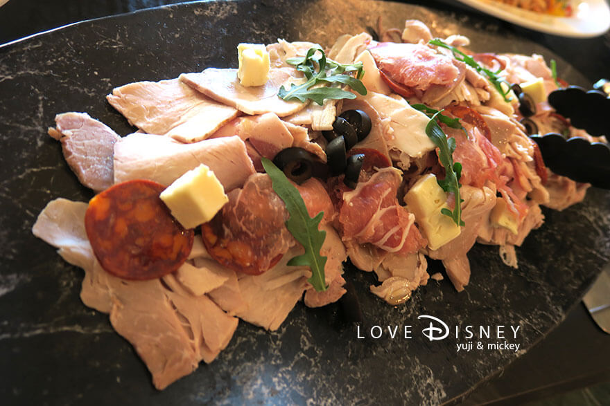東京ディズニーランドホテル、シャーウッドガーデン・レストラン「ディズニー・パルパルーザ、ミニーのファンダーランド、ブッフェ」冷たい料理（特製ジャンボンとカマンベールの盛り合わせ）