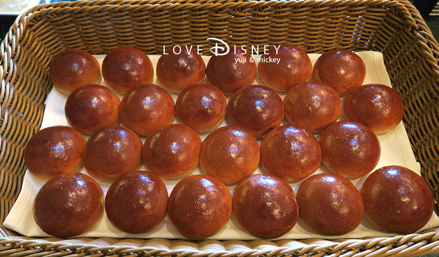 東京ディズニーランドホテル、シャーウッドガーデン・レストラン「ディズニー・パルパルーザ、ミニーのファンダーランド、ブッフェ」パン（バターロール）