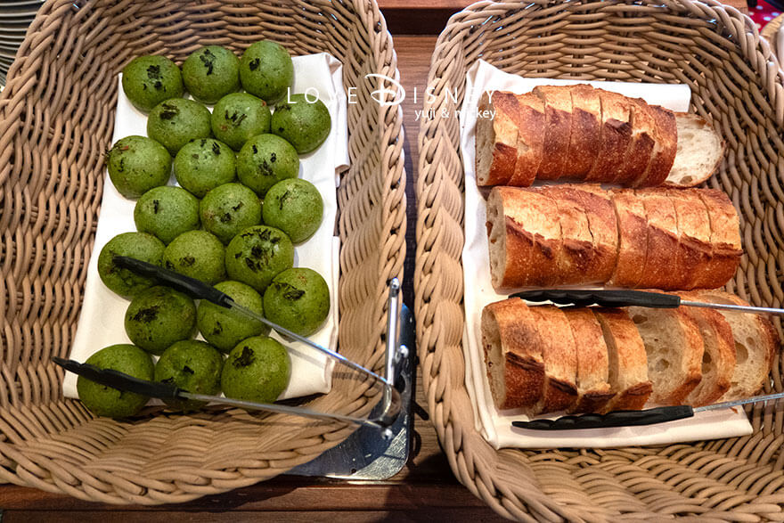 東京ディズニーランドホテル、シャーウッドガーデン・レストラン「ディズニー・パルパルーザ、ミニーのファンダーランド、ブッフェ」パン（海苔ブレッド/バゲット）