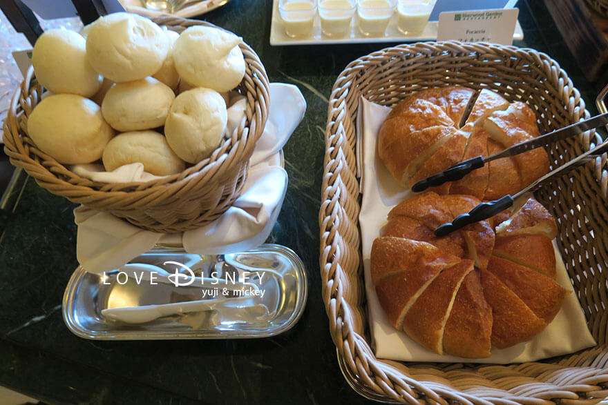 東京ディズニーランドホテル、シャーウッドガーデン・レストラン「ディズニー・パルパルーザ、ミニーのファンダーランド、ブッフェ」パン（ホワイトブレッド/フォカッチャ）