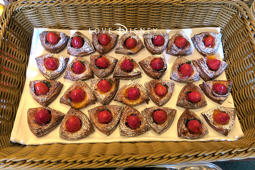 東京ディズニーランドホテル、シャーウッドガーデン・レストラン「ディズニー・パルパルーザ、ミニーのファンダーランド、ブッフェ」パン（ストロベリーデニッシュ）