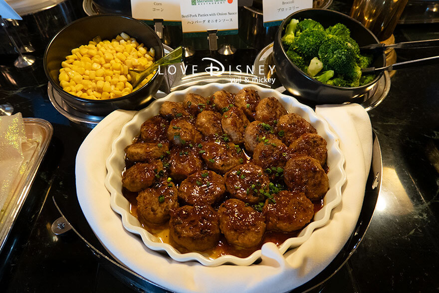 東京ディズニーランドホテル、シャーウッドガーデン・レストラン「ディズニー・パルパルーザ、ミニーのファンダーランド、ブッフェ」温かい料理（ハンバーグオニオンソース/ブロッコリー/コーン）