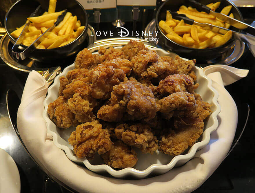 東京ディズニーランドホテル、シャーウッドガーデン・レストラン「ディズニー・パルパルーザ、ミニーのファンダーランド、ブッフェ」温かい料理（鶏肉の唐揚げ/フライドポテト）