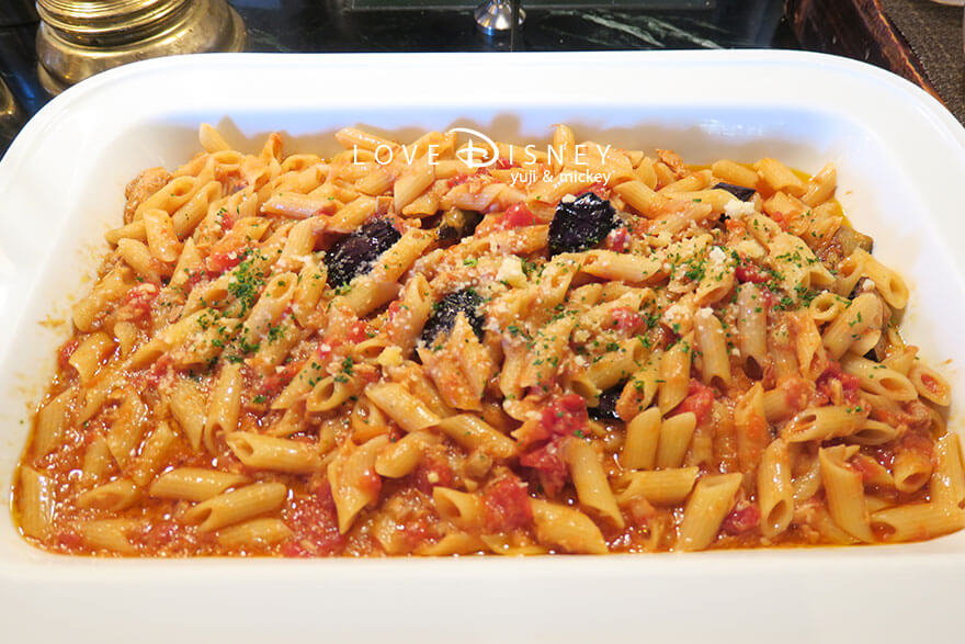 東京ディズニーランドホテル、シャーウッドガーデン・レストラン「ディズニー・パルパルーザ、ミニーのファンダーランド、ブッフェ」温かい料理（ツナとトマトのショートパスタ）