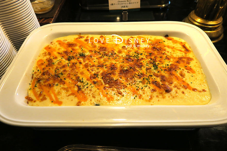 東京ディズニーランドホテル、シャーウッドガーデン・レストラン「ディズニー・パルパルーザ、ミニーのファンダーランド、ブッフェ」温かい料理（4種類のチーズとホウレン草のドリア）