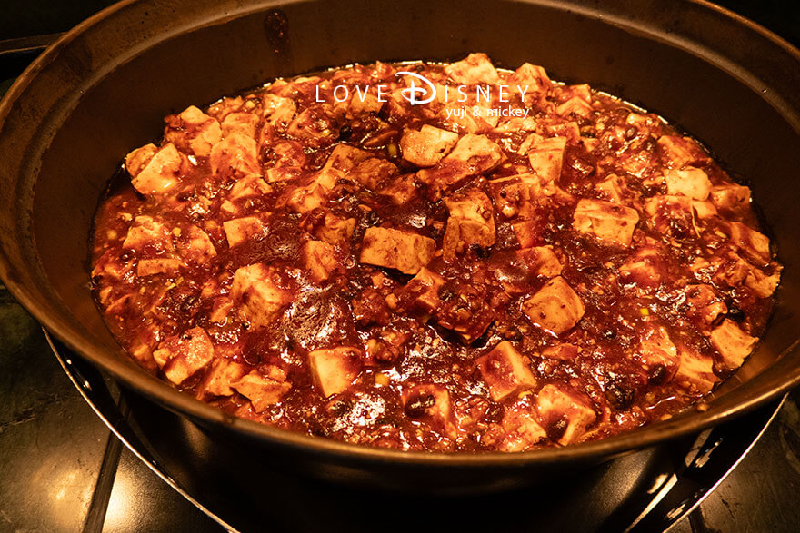 東京ディズニーランドホテル、シャーウッドガーデン・レストラン「ディズニー・パルパルーザ、ミニーのファンダーランド、ブッフェ」温かい料理（四川風麻婆豆腐）