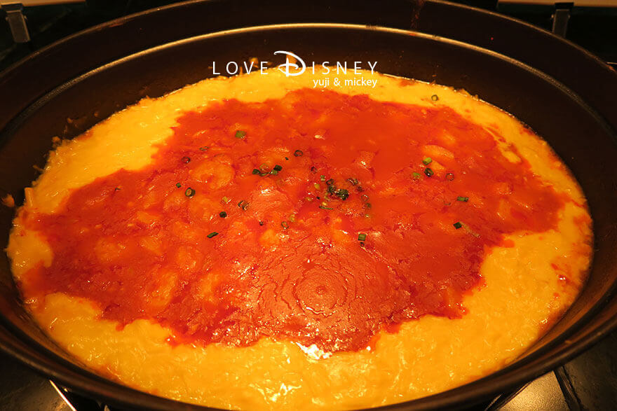 東京ディズニーランドホテル、シャーウッドガーデン・レストラン「ディズニー・パルパルーザ、ミニーのファンダーランド、ブッフェ」温かい料理（海老のチリソース）