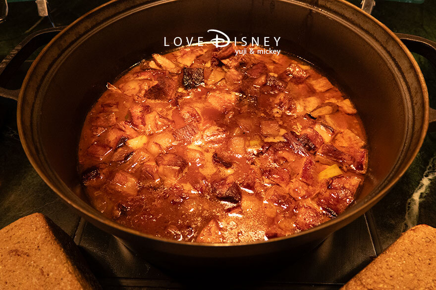 東京ディズニーランドホテル、シャーウッドガーデン・レストラン「ディズニー・パルパルーザ、ミニーのファンダーランド、ブッフェ」温かい料理（牛バラ肉の和風赤ワイン煮）
