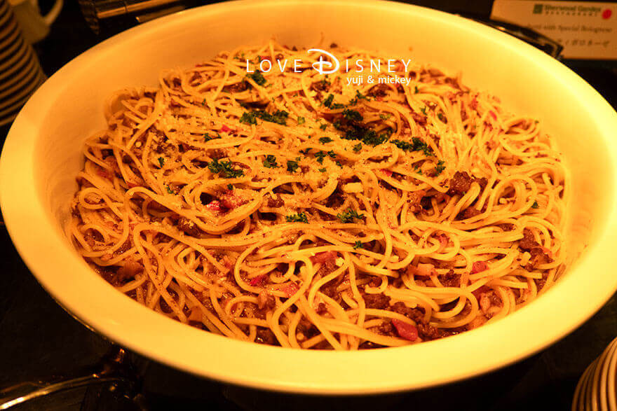 東京ディズニーランドホテル、シャーウッドガーデン・レストラン「ディズニー・パルパルーザ、ミニーのファンダーランド、ブッフェ」温かい料理（特製スパゲティボロネーゼ）
