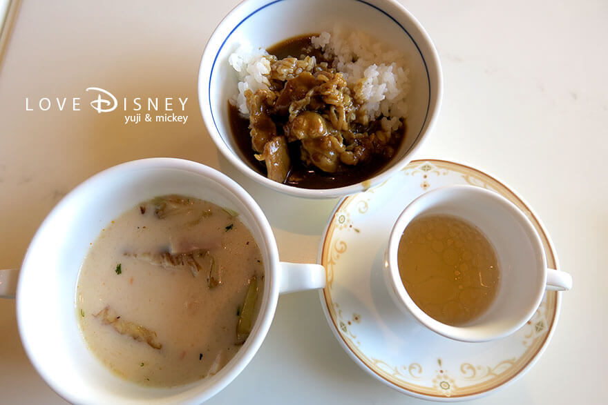 東京ディズニーランドホテル、シャーウッドガーデン・レストラン「ディズニー・パルパルーザ、ミニーのファンダーランド、ブッフェ」温かい料理（焼きキャベツのクリームスープ/ビーフカリー/ライス/コンソメスープ）