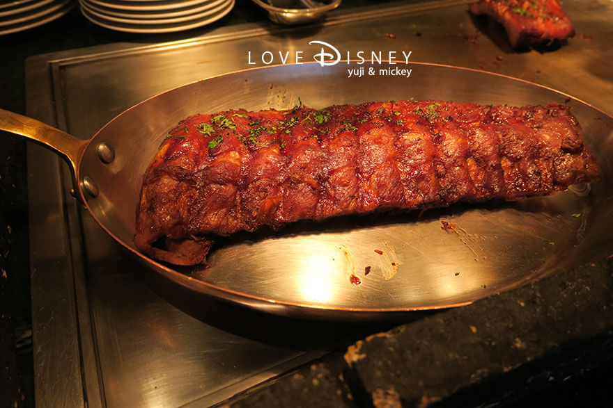 東京ディズニーランドホテル、シャーウッドガーデン・レストラン「ディズニー・パルパルーザ、ミニーのファンダーランド、ブッフェ」温かい料理（ポークベイビーバックリブ）