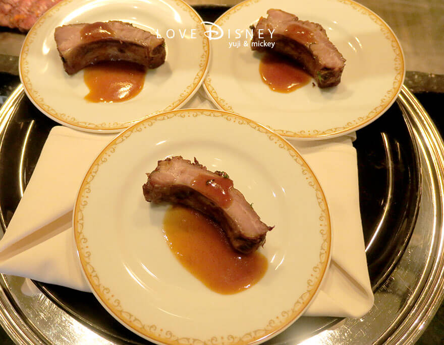 東京ディズニーランドホテル、シャーウッド・ガーデンレストラン「ディズニー・パルパルーザ、ミニーのファンダーランド、ブッフェ」温かい料理（ポークベイビーバックリブ、バーベキューソース）