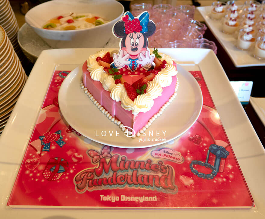 東京ディズニーランドホテル、シャーウッド・ガーデンレストラン「ディズニー・パルパルーザ、ミニーのファンダーランド、ブッフェ」デザート（ストロベリーとマスカルポーネのムース）