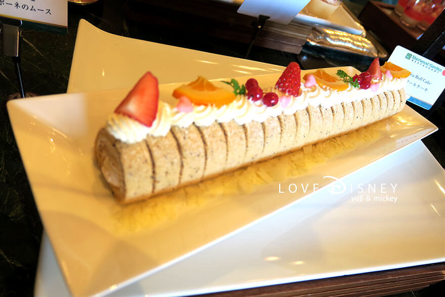 東京ディズニーランドホテル、シャーウッドガーデン・レストラン「ディズニー・パルパルーザ、ミニーのファンダーランド、ブッフェ」デザート（紅茶のロールケーキ）