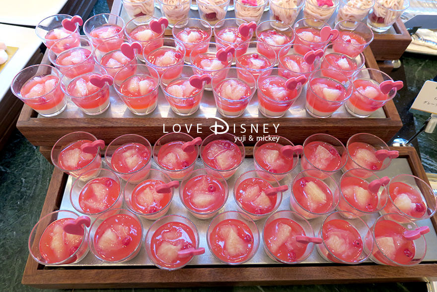 東京ディズニーランドホテル、シャーウッドガーデン・レストラン「ディズニー・パルパルーザ、ミニーのファンダーランド、ブッフェ」デザート（グレープフルーツゼリー）