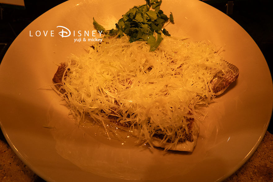 東京ディズニーランドホテル、シャーウッドガーデン・レストラン「ディズニー・パルパルーザ、ミニーのファンダーランド、ブッフェ」温かい料理（鯛の葱生姜蒸し）