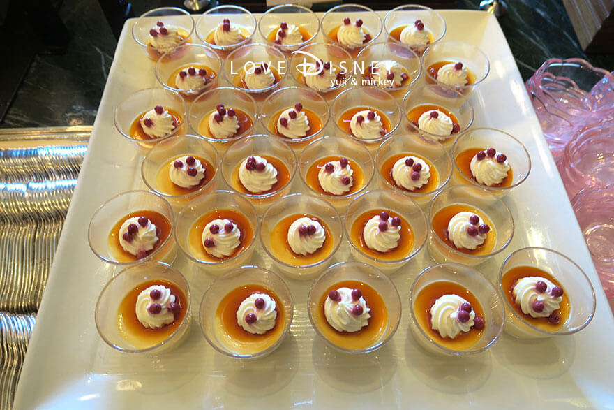 東京ディズニーランドホテル、シャーウッドガーデン・レストラン「ディズニー・パルパルーザ、ミニーのファンダーランド、ブッフェ」デザート（クレームキャラメル）