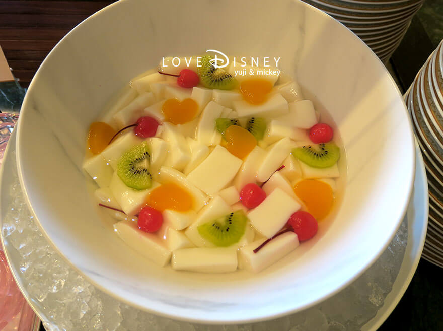 東京ディズニーランドホテル、シャーウッドガーデン・レストラン「ディズニー・パルパルーザ、ミニーのファンダーランド、ブッフェ」デザート（杏仁豆腐）
