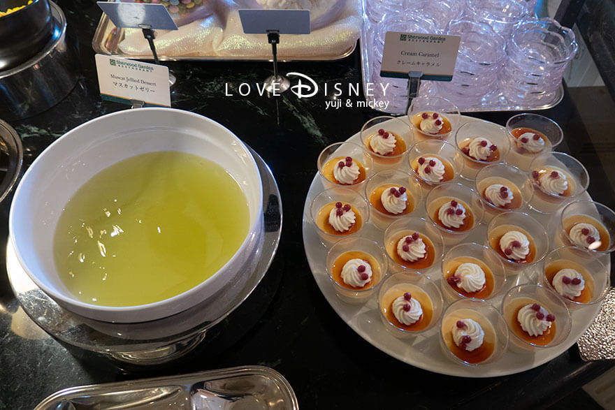 東京ディズニーランドホテル、シャーウッドガーデン・レストラン「ディズニー・パルパルーザ、ミニーのファンダーランド、ブッフェ」デザート（マスカットゼリー/クレームキャラメル）