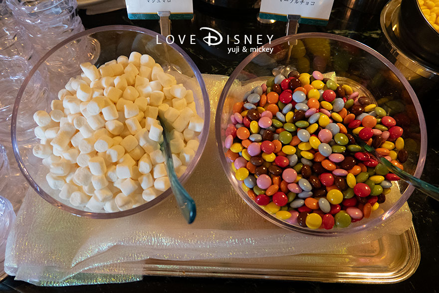 東京ディズニーランドホテル、シャーウッドガーデン・レストラン「ディズニー・パルパルーザ、ミニーのファンダーランド、ブッフェ」デザート（マシュマロ/マーブルチョコ）
