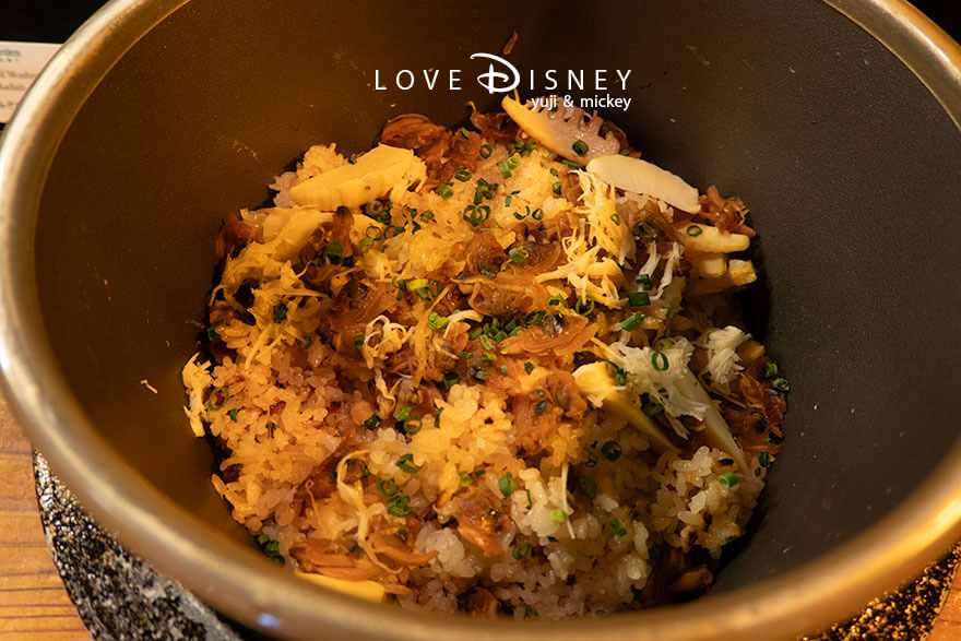 東京ディズニーランドホテル、シャーウッドガーデン・レストラン「ディズニー・パルパルーザ、ミニーのファンダーランド、ブッフェ」温かい料理（筍とアサリの炊き込みご飯）