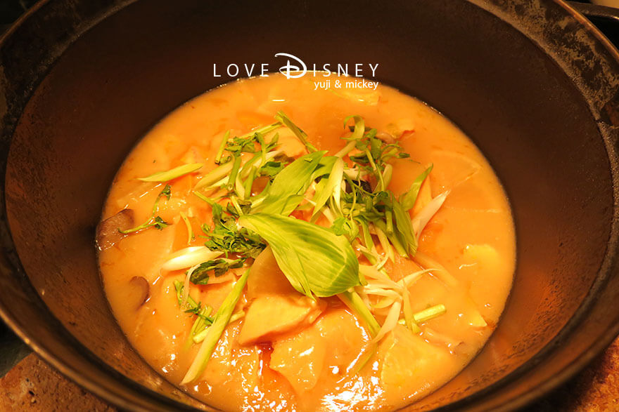 東京ディズニーランドホテル、シャーウッドガーデン・レストラン「ディズニー・パルパルーザ、ミニーのファンダーランド、ブッフェ」温かい料理（サーモンと野菜の炊合せ）