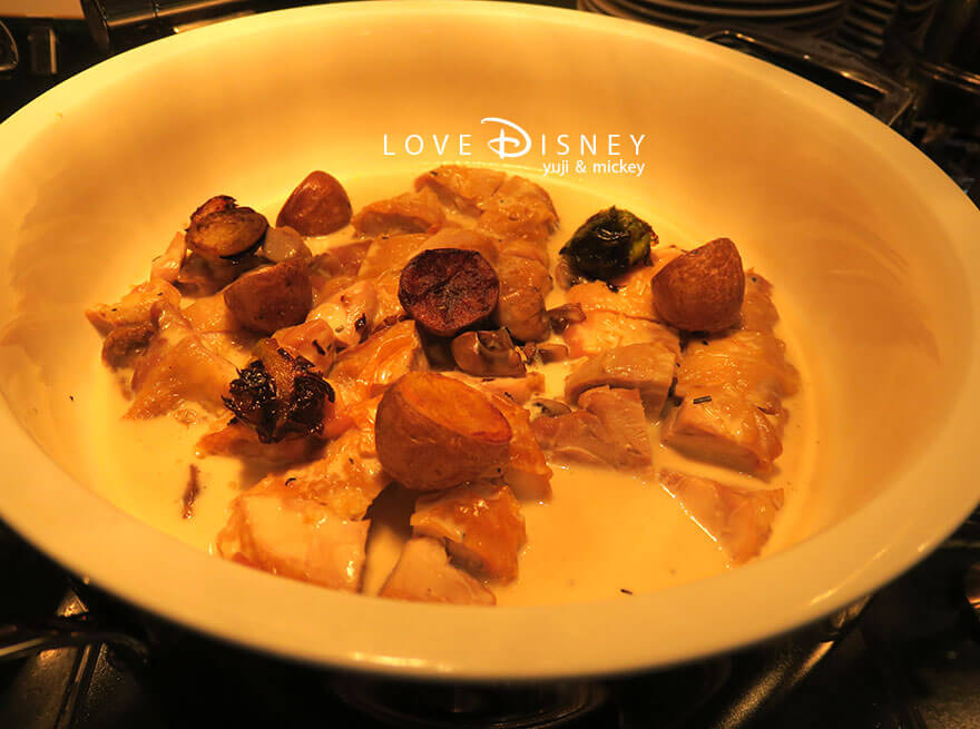 東京ディズニーランドホテル、シャーウッドガーデン・レストラン「ディズニー・パルパルーザ、ミニーのファンダーランド、ブッフェ」温かい料理（ローストチキン、レモン香るクリームソース）