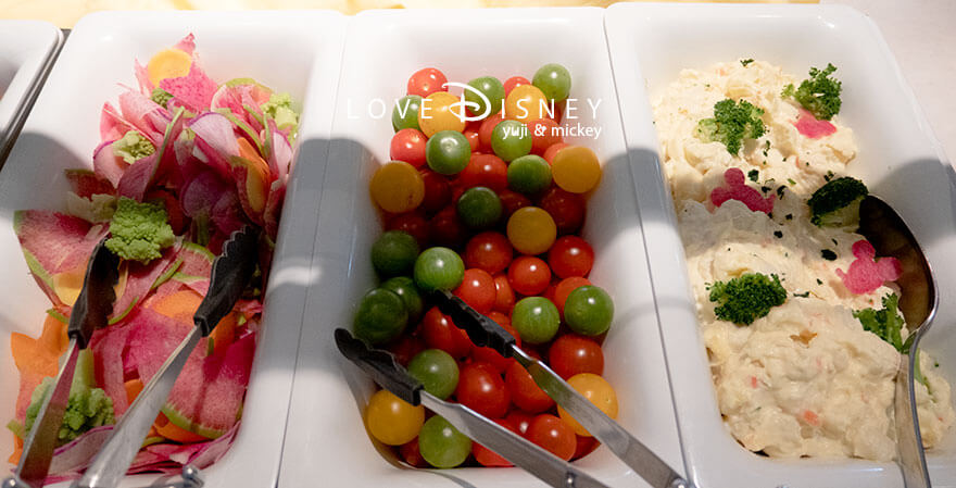 ホテルミラコスタ、オチェーアノ「ダッフィー＆フレンズのハートフェルト・レターズ・オブ・フレンドシップ、ブッフェ」冷たい料理（彩り野菜/ミニトマト/ポテトサラダ）