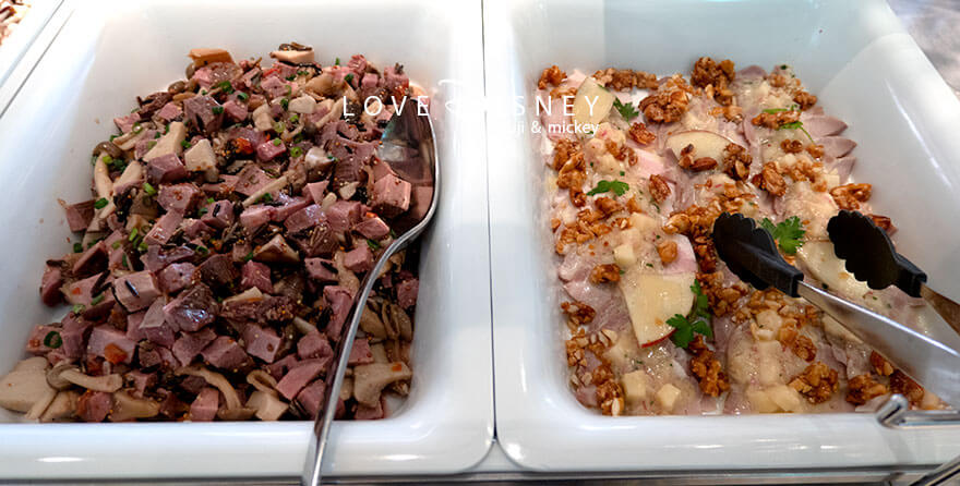 ホテルミラコスタ、オチェーアノ「ダッフィー＆フレンズのハートフェルト・レターズ・オブ・フレンドシップ、ブッフェ」冷たい料理（コールドビーフとキノコのサラダ/ポークとナッツのキャラメルサルサ）