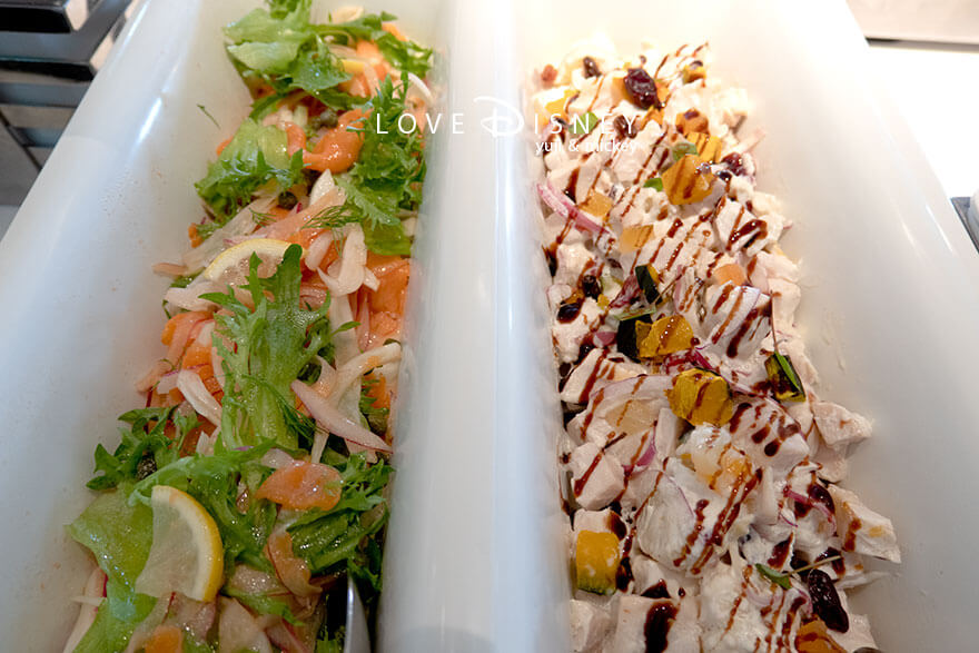 ホテルミラコスタ、オチェーアノ「ダッフィー＆フレンズのハートフェルト・レターズ・オブ・フレンドシップ、ブッフェ」冷たい料理（サーモンとフヌイユのサラダ/チキンとドライフルーツのサラダ）