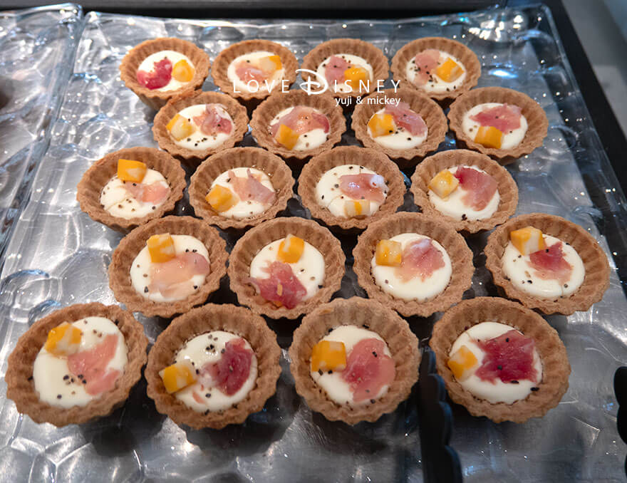 ホテルミラコスタ、オチェーアノ「ダッフィー＆フレンズのハートフェルト・レターズ・オブ・フレンドシップ、ブッフェ」冷たい料理（チーズタルト 生ハム添え）