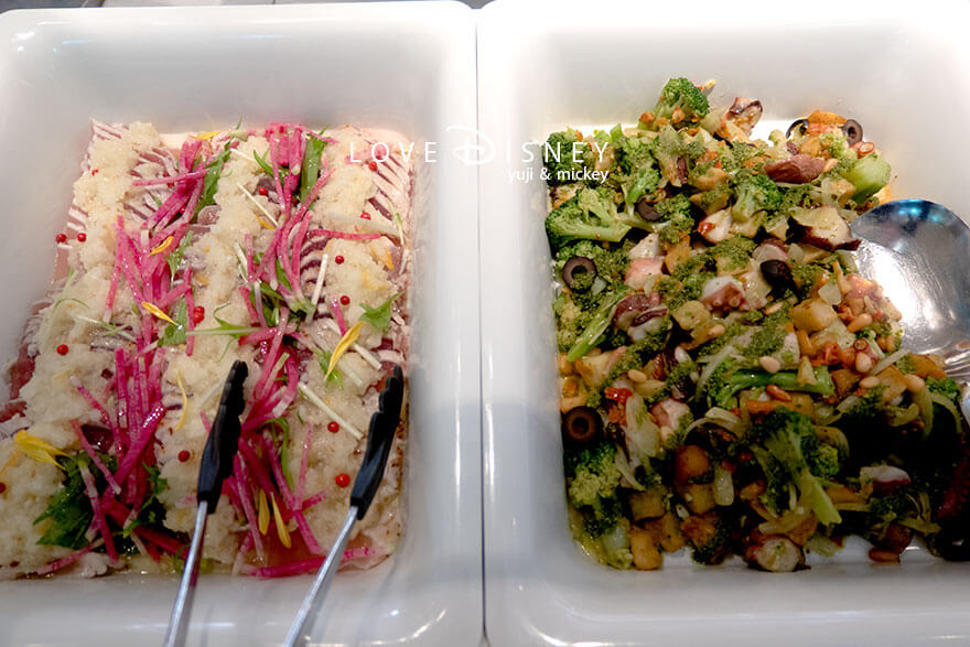 ホテルミラコスタ、オチェーアノ「ダッフィー＆フレンズのハートフェルト・レターズ・オブ・フレンドシップ、ブッフェ」冷たい料理（マグロのカルパッチョ 柚子風味/タコとポテトのバジルソース）