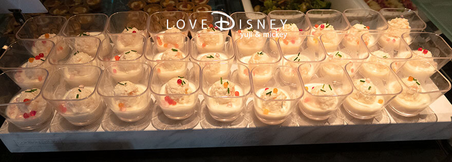 ホテルミラコスタ、オチェーアノ「ダッフィー＆フレンズのハートフェルト・レターズ・オブ・フレンドシップ、ブッフェ」冷たい料理（甘海老とカリフラワーのタルタルと蕪のブランマンジェ）