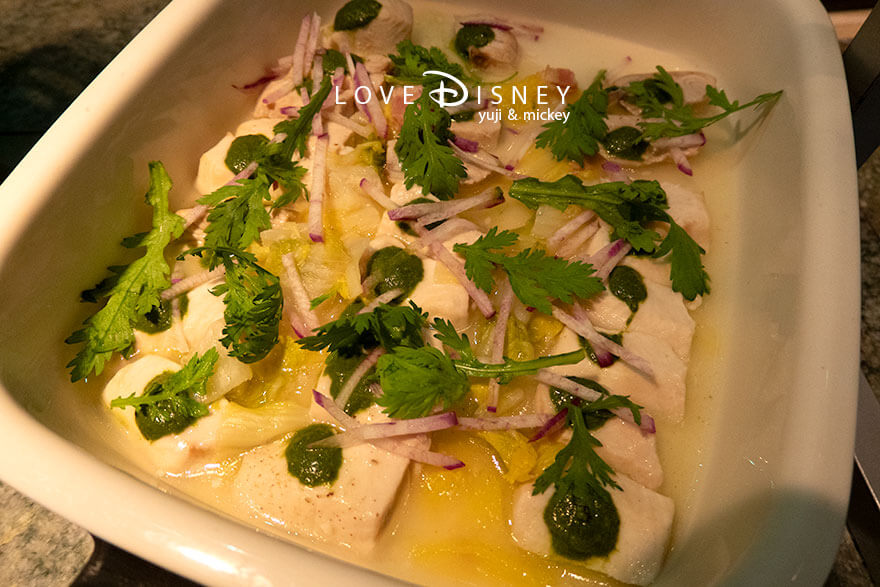 ホテルミラコスタ、オチェーアノ「ダッフィー＆フレンズのハートフェルト・レターズ・オブ・フレンドシップ、ブッフェ」温かい料理（白身魚のスチーム、春菊ジェノヴェーゼソース）