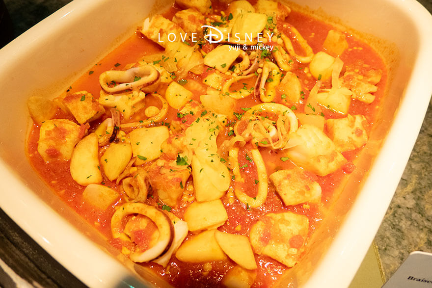 ホテルミラコスタ、オチェーアノ「ダッフィー＆フレンズのハートフェルト・レターズ・オブ・フレンドシップ、ブッフェ」温かい料理（鱈とイカのサフラントマト煮込み）