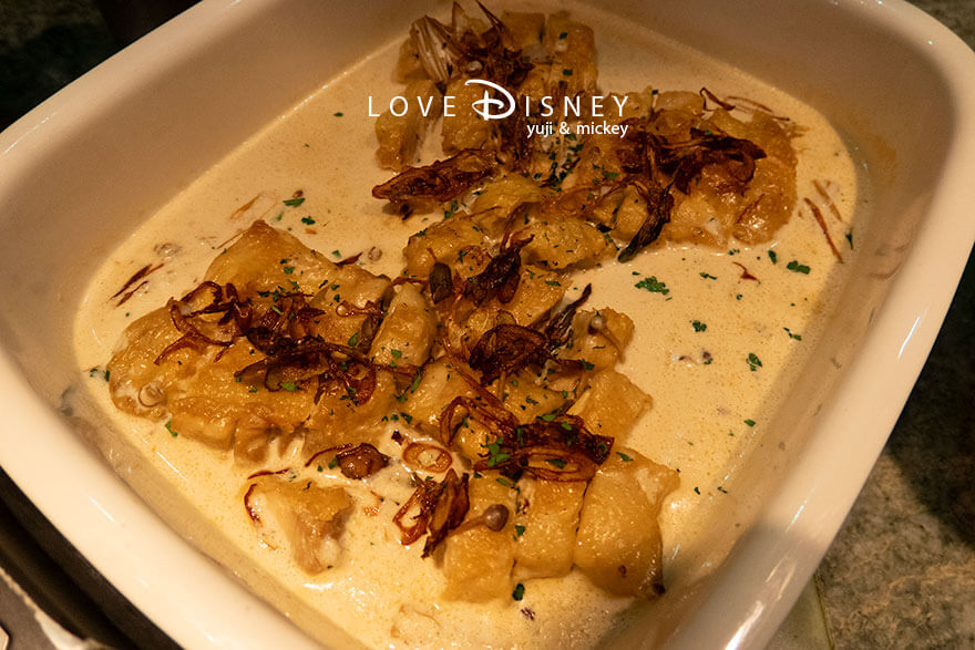 ホテルミラコスタ、オチェーアノ「ダッフィー＆フレンズのハートフェルト・レターズ・オブ・フレンドシップ、ブッフェ」温かい料理（チキンのロースト、キノコクリームソース）