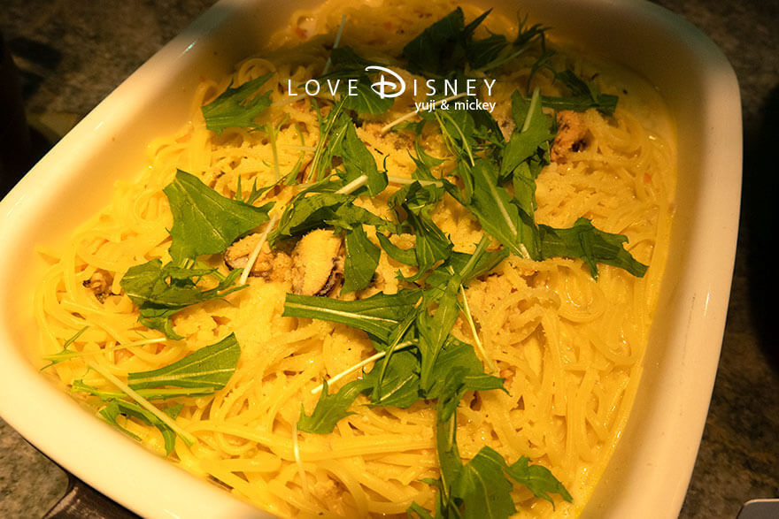 ホテルミラコスタ、オチェーアノ「ダッフィー＆フレンズのハートフェルト・レターズ・オブ・フレンドシップ、ブッフェ」温かい料理（ムール貝とアサリのクリームパスタ）