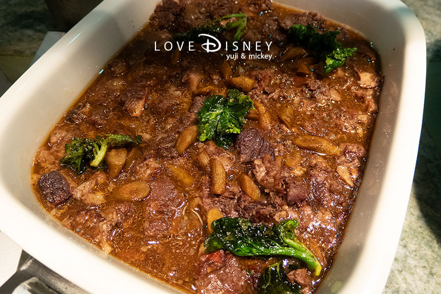 ホテルミラコスタ、オチェーアノ「ダッフィー＆フレンズのハートフェルト・レターズ・オブ・フレンドシップ、ブッフェ」温かい料理（牛肉の煮込みと牛蒡のキャラメリゼ）