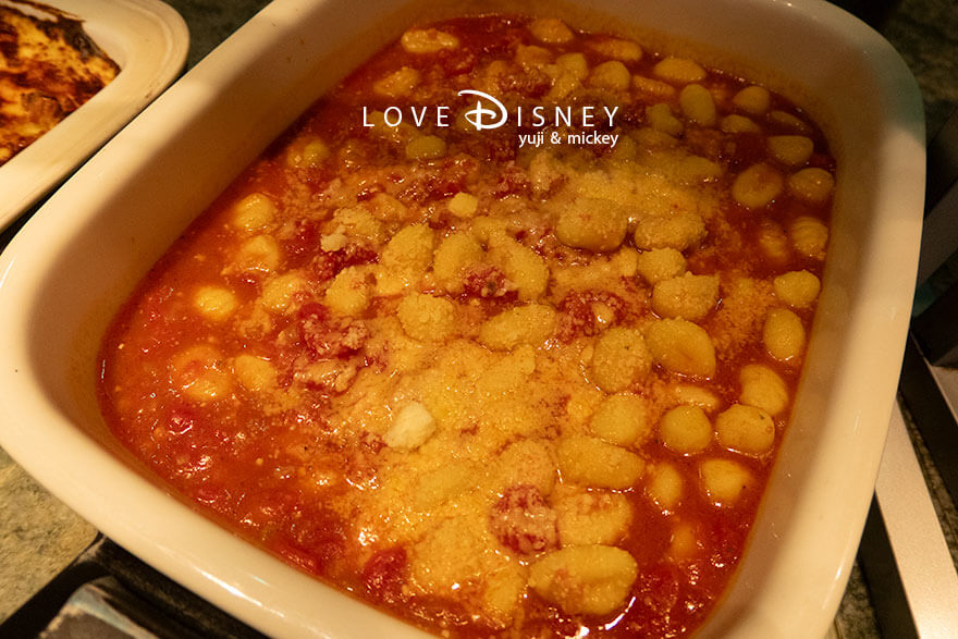 ホテルミラコスタ、オチェーアノ「ダッフィー＆フレンズのハートフェルト・レターズ・オブ・フレンドシップ、ブッフェ」温かい料理（ポテトニョッキ、トマトソース）